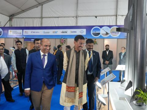 माननीय रक्षा राज्य मंत्री श्री संजय सेठ ने भारत मंडपम में 14 से 27 नवंबर 2025 तक आयोजित 44वें आईआईटीएफ में रक्षा उत्पादन मंडप का दौरा किया। उन्होंने सभी 16 डीपीएसयू और आईडीईएक्स स्टार्टअप के प्रतिनिधियों के साथ बातचीत की और भारत के स्वदेशी रक्षा उत्पादन पारिस्थितिकी तंत्र में नवीनतम प्रगति और आत्मनिर्भर भारत पहल के तहत हासिल की गई प्रगति पर चर्चा की। मंडप का उद्देश्य भारत की स्वदेशी रक्षा क्षमताओं के बारे में जन जागरूकता को गहरा करना, उद्योग की भागीदारी को बढ़ावा देना और रक्षा और एयरोस्पेस क्षेत्रों में सहय