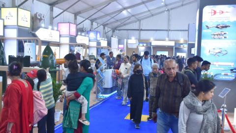 आईआईटीएफ 2025 के छठे दिन, आगंतुकों ने भारत की स्वदेशी रक्षा प्रौद्योगिकियों के साथ निकटता से जुड़ते हुए बड़े उत्साह के साथ डीडीपी पवेलियन का अन्वेषण किया। लड़ाकू विमान प्रणालियों, ड्रोन और मिसाइलों से लेकर रडार समाधान और युद्धपोत मॉडल तक। जनता ने देश के आगे बढ़ते आत्मनिर्भर रक्षा पारिस्थितिकी तंत्र के लिए गहरी जिज्ञासा और प्रशंसा दिखाई।