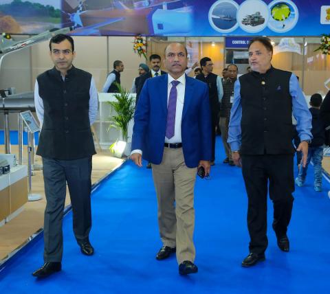 सचिव (रक्षा उत्पादन) श्री संजीव कुमार ने भारत मंडपम में 14 से 27 नवंबर 2025 तक आयोजित 44वें आईआईटीएफ में रक्षा उत्पादन विभाग के मंडप के उद्घाटन दिवस का दौरा किया, जिसमें आत्मनिर्भर भारत पहल के तहत भारत की प्रगति पर प्रकाश डाला गया। मंडप में सभी 16 डीपीएसयू और आईडीईएक्स स्टार्ट-अप्स की भागीदारी के साथ उन्नत भूमि, नौसेना, एयरोस्पेस और उभरती रक्षा प्रौद्योगिकियां शामिल थीं, जिन्होंने अपने नवीनतम नवाचारों का प्रदर्शन किया। प्रदर्शनी में अत्याधुनिक रक्षा उत्पादों, उन्नत प्रौद्योगिकियों और भूमि प्रणालियों, नौसेना