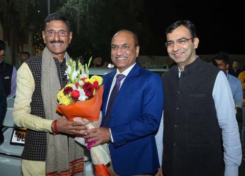 माननीय रक्षा राज्य मंत्री श्री संजय सेठ ने भारत मंडपम में 14 से 27 नवंबर 2025 तक आयोजित 44वें आईआईटीएफ में रक्षा उत्पादन मंडप का दौरा किया। उन्होंने सभी 16 डीपीएसयू और आईडीईएक्स स्टार्टअप के प्रतिनिधियों के साथ बातचीत की और भारत के स्वदेशी रक्षा उत्पादन पारिस्थितिकी तंत्र में नवीनतम प्रगति और आत्मनिर्भर भारत पहल के तहत हासिल की गई प्रगति पर चर्चा की। मंडप का उद्देश्य भारत की स्वदेशी रक्षा क्षमताओं के बारे में जन जागरूकता को गहरा करना, उद्योग की भागीदारी को बढ़ावा देना और रक्षा और एयरोस्पेस क्षेत्रों में सहय